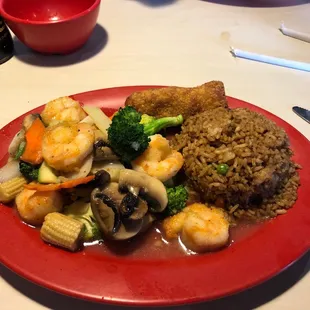 Shrimp with vegetables, light sauce.