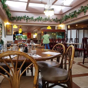 Nice clean dining area with slightly dated decor.