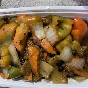 Pepper steak with carrots and onions