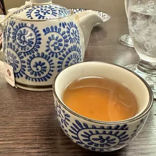 Hot tea $2.5 free refills
