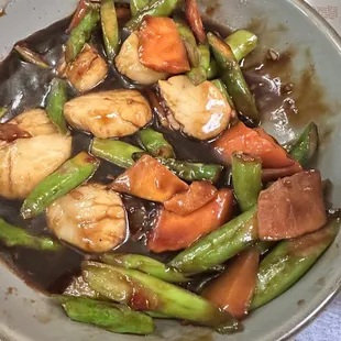 Scallops, Asparagus and carrots on garlic sauce