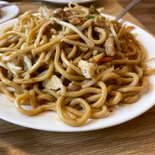 a plate of noodles on a table