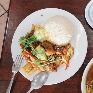Com trang voi thit bo xao (Beef over steamed rice) / $13.99 (small)