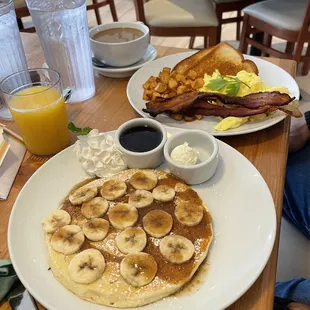 Fresh bold coffee, brioche bread was perfectly toasted and the banana foster was on point.