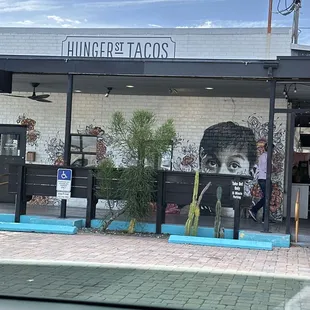 Front side of this cool Winter Parkish Orlando  hot spot.. reviews don&apos;t lie!