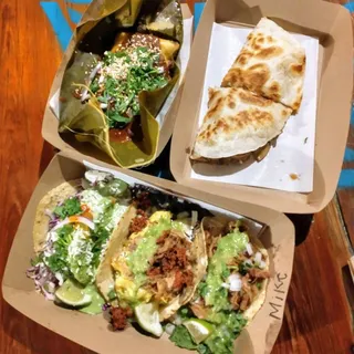 Pollo Con Mole Rojo Taco