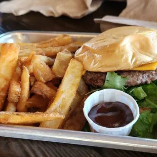 Cheeseburger with fries