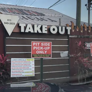 Drive up take away easy stuff sit here and smell the barbecue's!