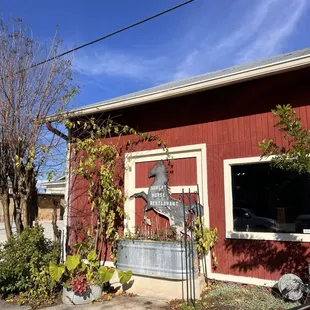 the outside of the restaurant
