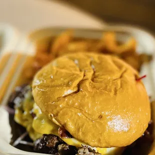 War Hammer Burger with Kettlechips