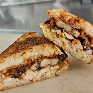 test phase (vegetarian) the Diana: roasted eggplant, bell peppers and onions, soy balsamic mushrooms, black olives, fresh basil, mozzarella