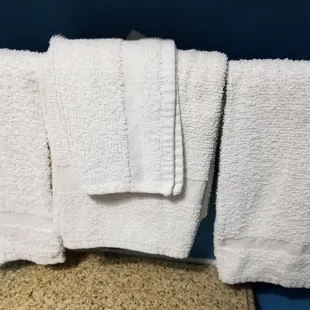 Mismatched, dingy towels but at least they did seem clean.
