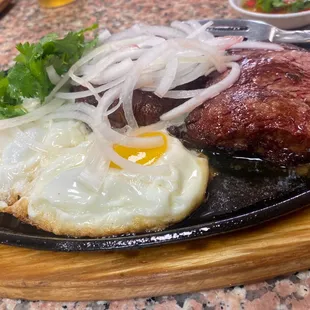 Bo nè gets served on a skillet!