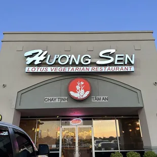 outside / ig: @joyyeats