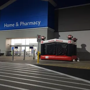 Inflatable jump castle