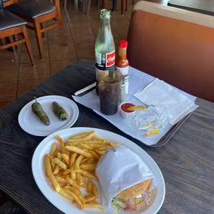 Double bacon cheeseburger Chile torreados y una Coca Cola de vidrio
