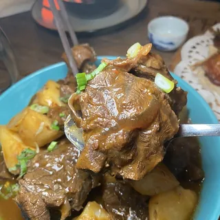 Braised beef served w/potato