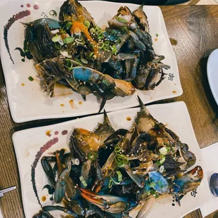 two plates of steamed crabs
