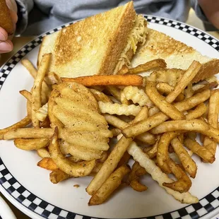 Short rib melt w fries