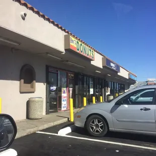 Great hole in the wall place really fresh donuts