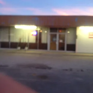 Great, hot fresh food, clean, don't let outside fool you