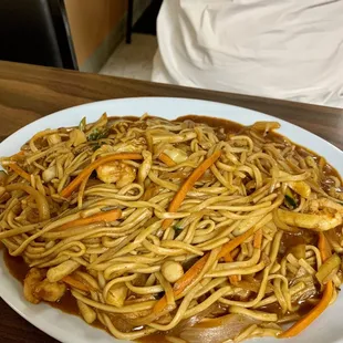 Stir fried spicy seafood noodle