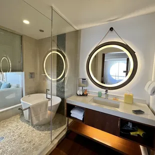 1BR King Ocean View Suite - 18th Floor