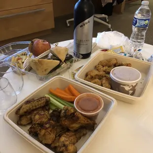 food, chicken wings and fried chicken