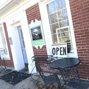 the outside of a restaurant