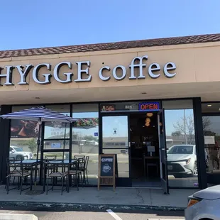 Outdoor &amp; in dining available. Great coffee!