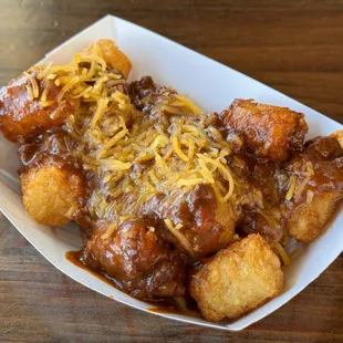 Chili cheese tots