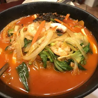 Noodle with Spicy Seafood Soup Chicken in Garlic &pepper Sauce