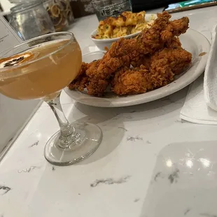 Fried chicken plate with macaroni and cheese