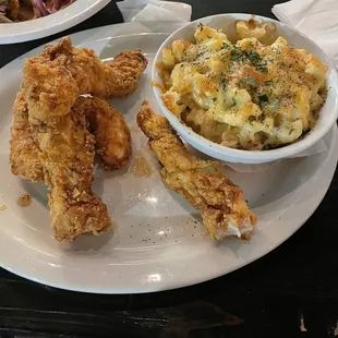 Perfectly fried chicken witha side of exceptional macaroni and cheese.