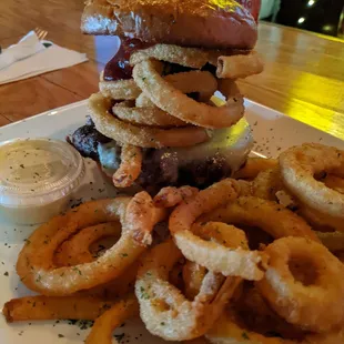 Bbq burger with onion rings