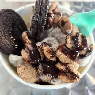 ows a bowl of ice cream and cookies
