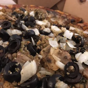 Sausage mushrooms onion black olives - just blah. No flavor.