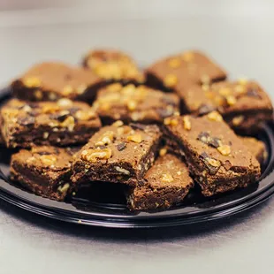 a plate of brownies