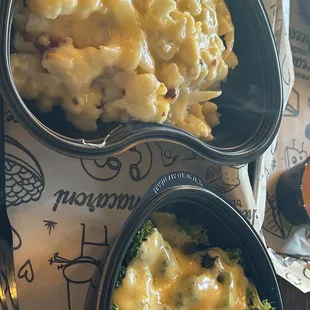 Cauliflower, cheese and bacon. Ordered a combo so it comes with a side of tots, broccoli and cheese, or tomato soup