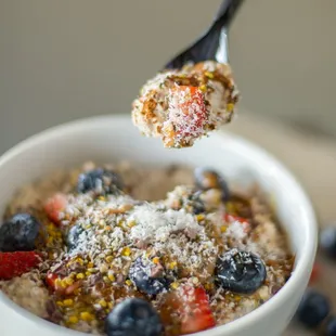 Overnight Oats bowl! Ing: oats, chia seeds, cinnamon, almond milk, strawberries, blueberries, almond butter, honey, topped with superfoods