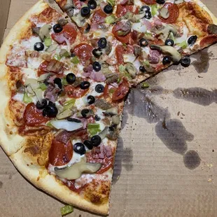 16"  Deluxe Pizza