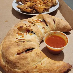 Deluxe Calzone &amp; 10 Wings Garlic
