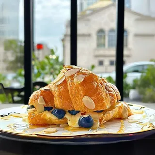 BLUEBERRY BRI CROISSANT
