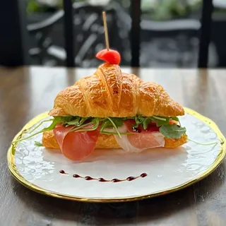 PROSCIUTTO & MOZZARELLA CROISSANT