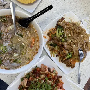 Beef Pho, Tosada de Camarón &amp; Chow Fun
