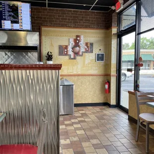 the inside of a fast food restaurant
