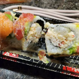 Never had sookie rainbow rolls like that. Not sure what kind of sauce they put on it. Rice is wet
