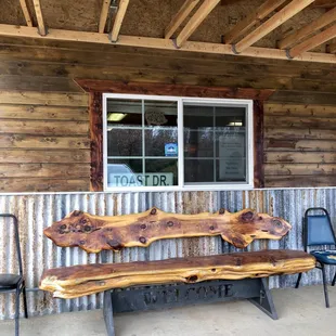 So quaint. A welcoming place to hangout should there be a long wait time. February 2019.