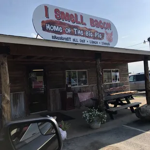 the outside of a restaurant