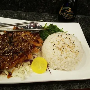 Finally, I come across a tonkatsu that actually uses panko for breading.